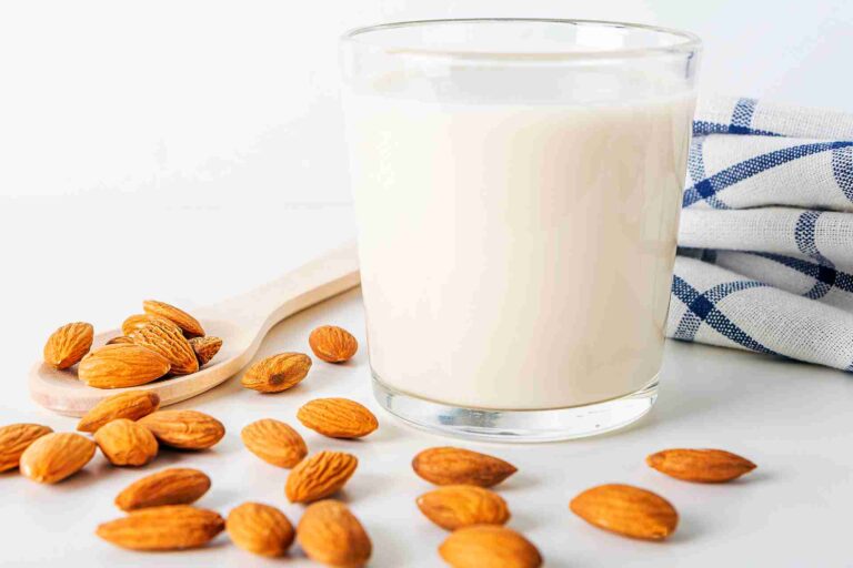 นมอัลมอนด์ดีไหม ดื่มได้บ่อยแค่ไหน ประโยชน์และโทษที่ควรรู้