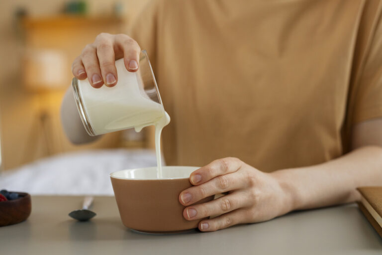 วิธีแก้โยเกิร์ตเหลวแบบง่ายๆ จบปัญหาโยเกิร์ตไม่ข้น ไม่แข็งตัว